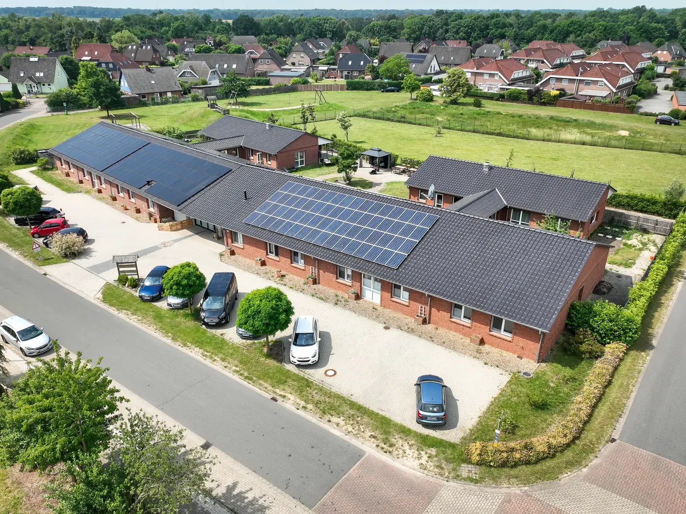 Luftbild eines Wohnhauses von LeBe Mechau mit Solaranlage