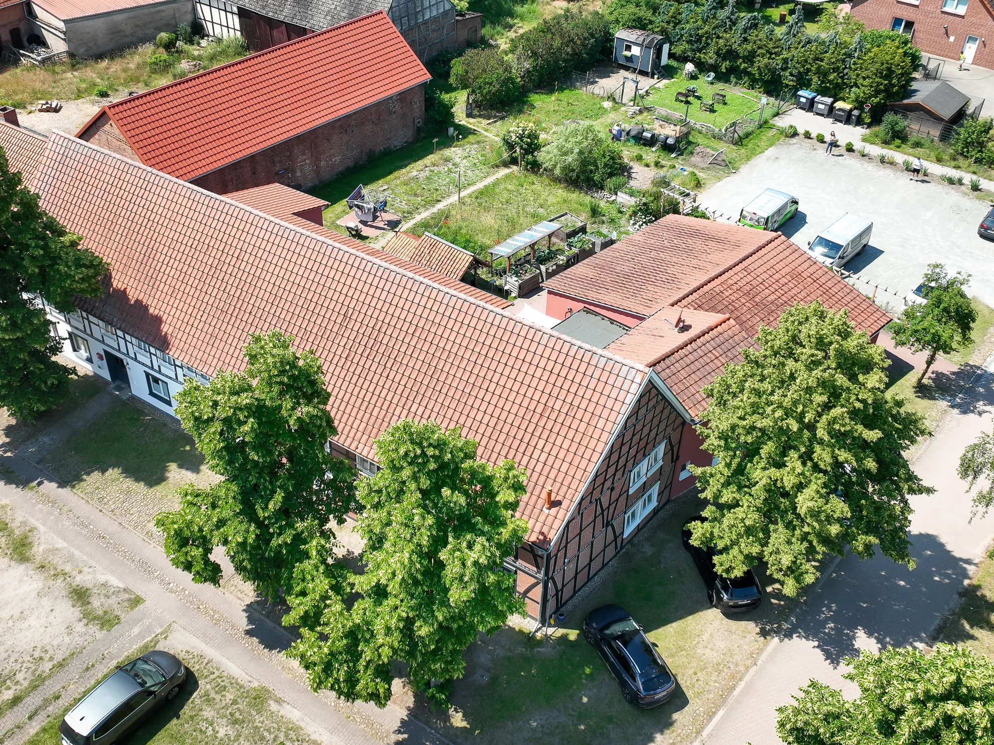 Luftbild eines Fachwerk-Standorts von LeBe Mechau mit altem Baumbestand
