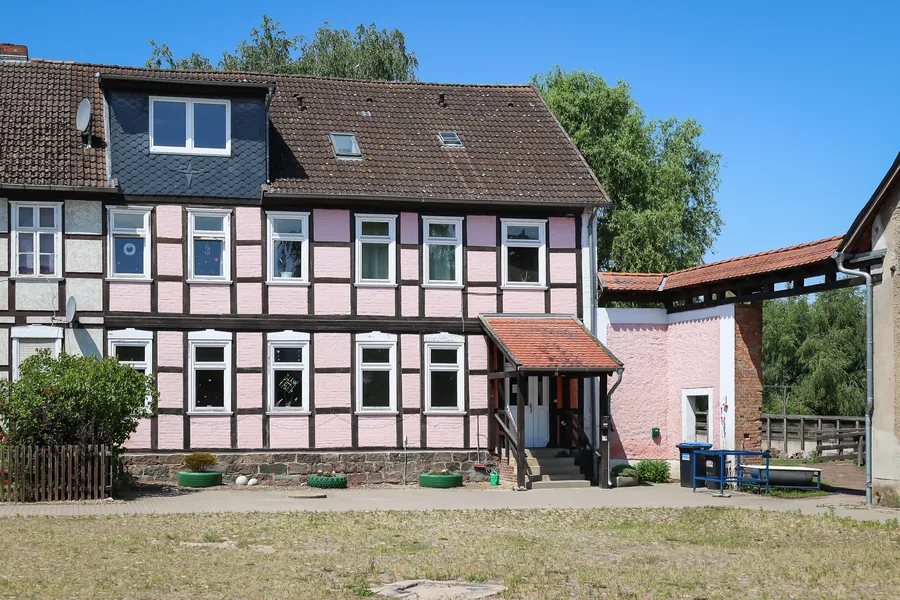 Außenwohngruppe Mechau, rosa Fachwerkhaus mit Eingangsvordach