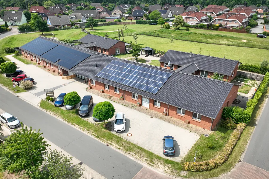 Luftbild von Haus Domäne in Wustrow mit Solaranlage