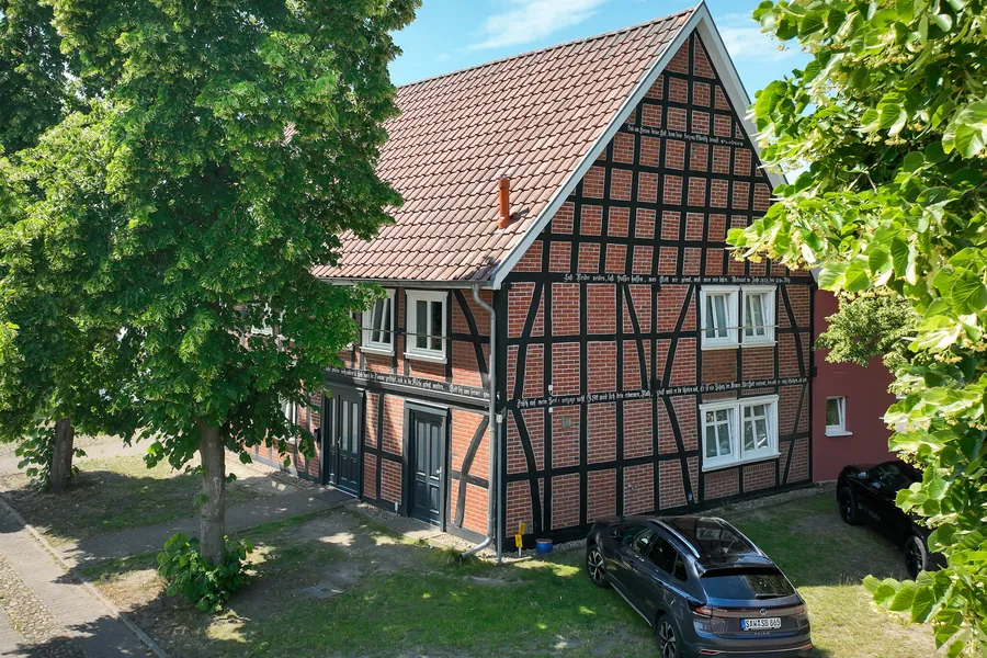Haus Kaulitz, rotes Fachwerkhaus mit Inschriften an der Fassade