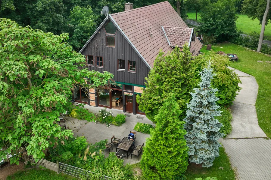 Haus Klennow, dunkles Holzhaus mit Terrasse im Grünen